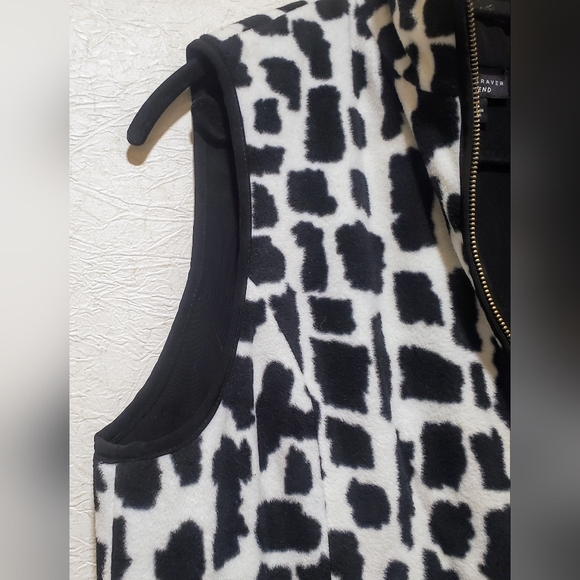 Susan Graver Weekend reversible medium black/ white fleece zip up vest - Picture 7 of 11